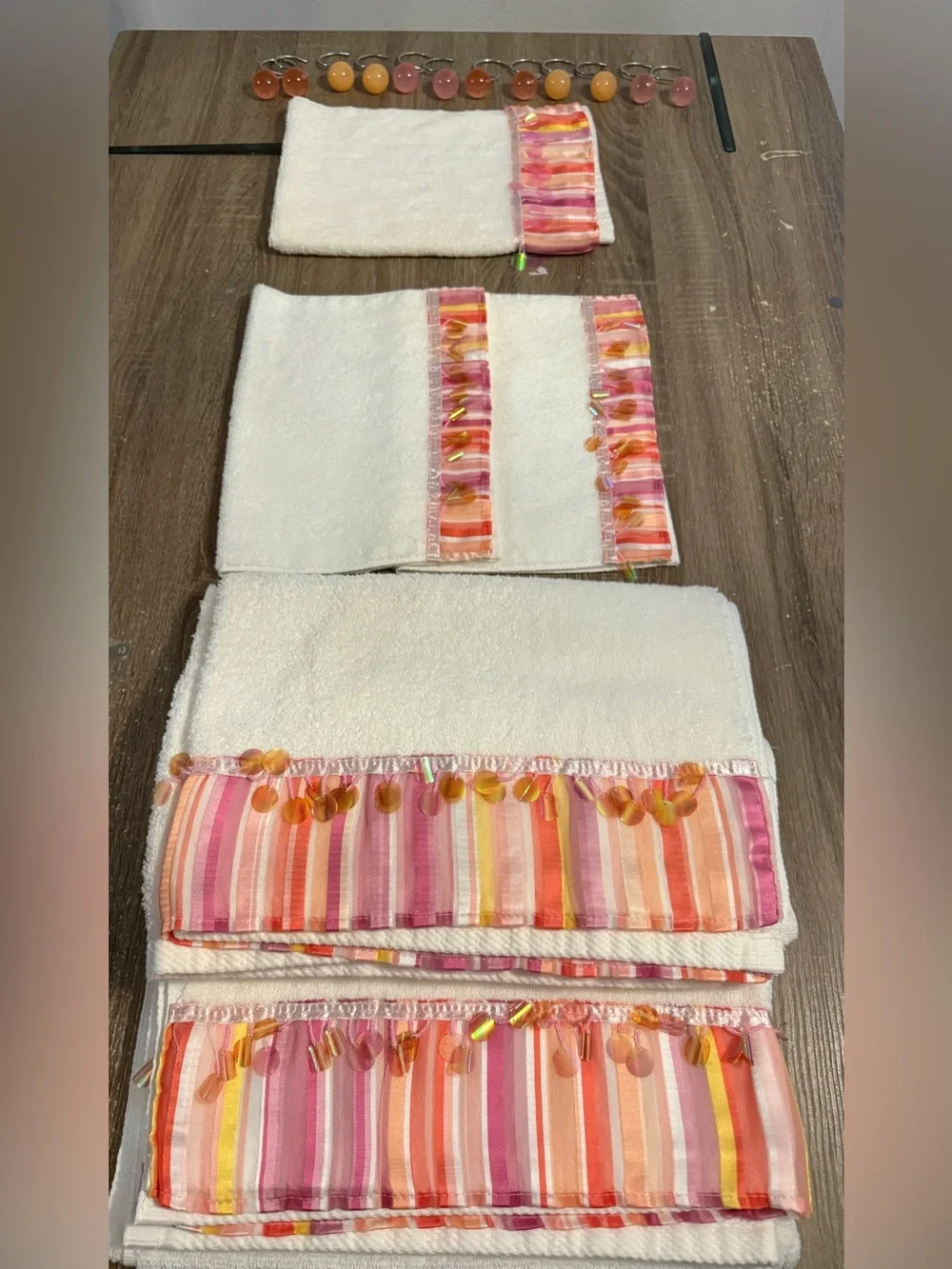 Decorative bathroom towel set